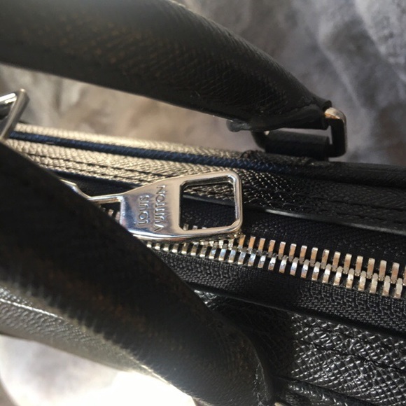 LV men’s Taiga leather briefcase - Picture 7 of 8